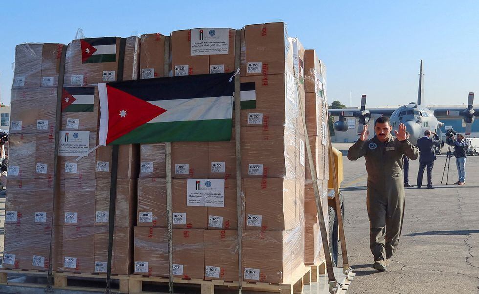 Cajas con ayuda humanitaria para Gaza en el aeropuerto de Amán. 