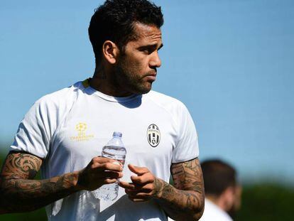Dani Alves, en el entrenamiento de la Juventus de este lunes.