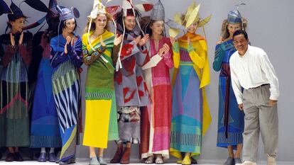 Issey Miyake saluda tras su desfile de la temporada otoño-invierno en París, en 1997.