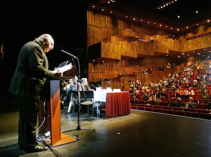 El premio Nobel húngaro Imre Kertész, en una conferencia celebrada en 2005.