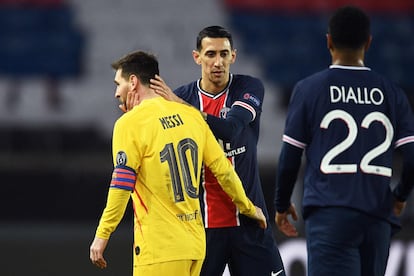 Di María consuela a Messi tras el partido en el Parque de los Príncipes.