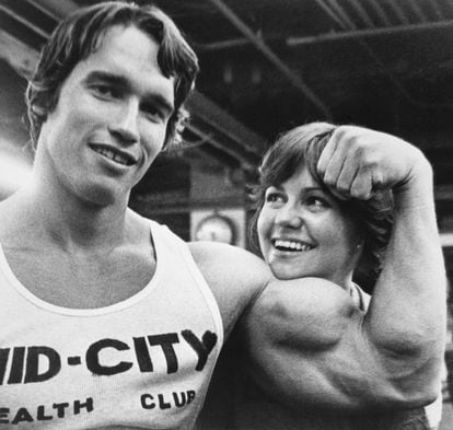 Un jeune Arnold Schwarzenegger montre ses muscles dans une image prise en 1976.