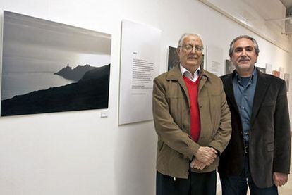 El poeta Lluís Alpera y el fotógrafo Lluís Ferri, ayer, en la sala de exposición de la Universidad de Alicante.