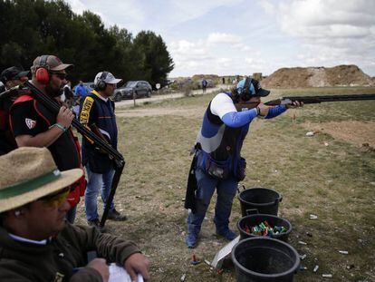 La tiradora Beatriz Laparra dispara durante un campeonato de tiro al plato en el centro cinegético Faustino Alonso, cerca de Valladolid.