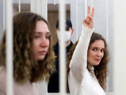 Las periodistas Katerina Bajválova (derecha) y Daria Chultsova en una vista judicial, el 9 de febrero en Minsk.