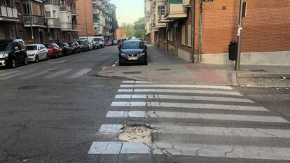 El agujero en el paso de peatones entre la calle de Río Nervión y la de Luis Ruiz de Madrid.