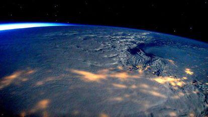 Una tormenta de nueve est&aacute; afectando a la Coste este de EE UU. Imagen facilitada por la NAASA y tomada desde la Estaci&oacute;n Espacial Internacional.  