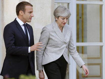  El presidente de Francia, Emmanuel Macron, y la primera ministra brit&aacute;nica, Theresa May. 