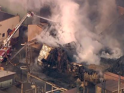 Bomberos intentan controlar en incendio en la planta Carus Chemical en La Salle, Illinois, el 11 de enero 2023