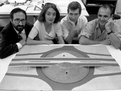 De izquierda a derecha, los arquitectos Rafael Pina, Dolores Artigas, Vicente Pat&oacute;n y Alberto Teller&iacute;a, con la maqueta ganadora del concurso de ideas para embellecer la entrada de Getafe, en julio de 1996. 
