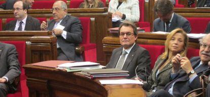 Artur Mas, junto a la vicepresidenta Joana Ortega, en Pleno del Parlament.