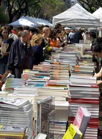 Aspecto que ofrecían ayer los puestos de libros establecidos en La Rambla de Barcelona.
