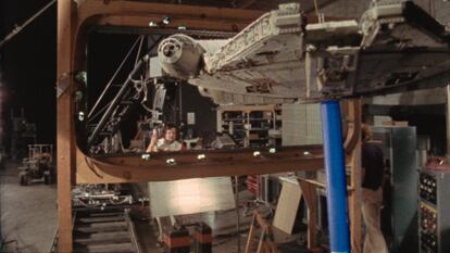 Richard Edlund filma la maqueta del 'Halcón Milenario' durante la producción de 'La guerra de las galaxias', en una imagen de 'Light & Magic: un sueño no tan lejano'.