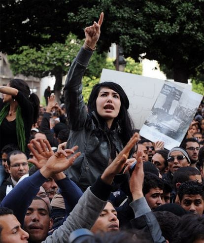 Una chica grita en la manifestación contra Ben Ali frente al Ministerio del Interior en la avenida Habib Burguiba de Túnez.