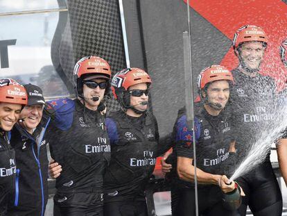 Los tripulantes del Emirates Team New Zealand celebran la victoria.