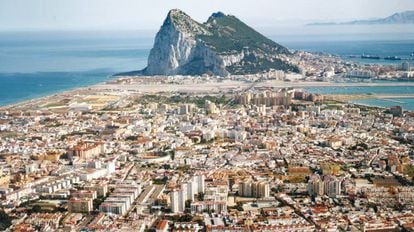 Vista a&eacute;rea de La L&iacute;nea de la Concepci&oacute;n, con Gibraltar al fondo.