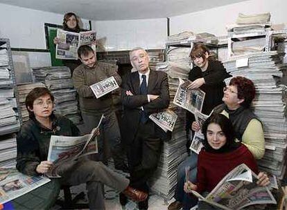 Miembros de la redacción de los periódicos <i>Noi in Spania</i> y <i>Nova Duma,</i> en sus oficinas de Madrid.