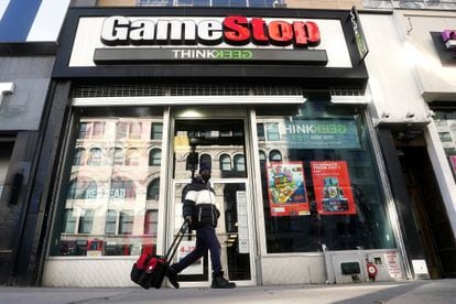 Un hombre camina junto a una tienda de GameStop en Nueva York, el viernes.