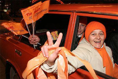 Seguidores de Yúshenko celebran el resultado electoral en las calles de Kiev.