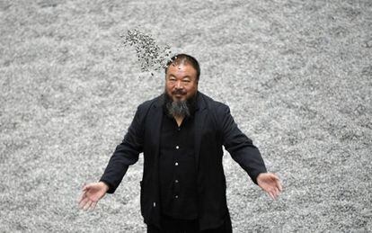 Ai Weiwei en la instalaci&oacute;n &#039;Pipas de girasol 2010&#039;, en la Tate Gallery de Londres.
