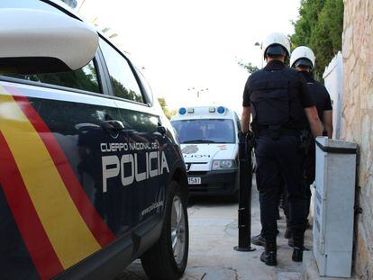 Polic&iacute;as nacionales durante una detenci&oacute;n, en una imagen de archivo.