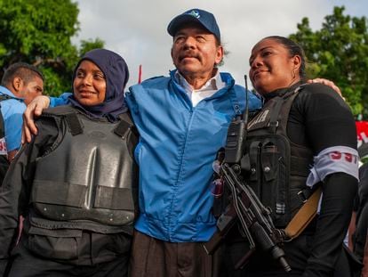 Dos agentes de policía se fotografían con Daniel Ortega el 13 de junio de 2022.