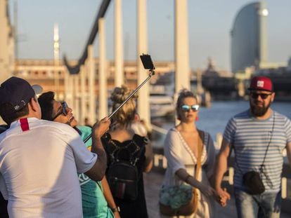 Turistas en la Pasarela del puerto de Barcelona. Joan Sánchez