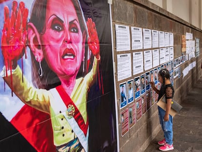 Carteles de protesta contra Dina Boluarte en Cusco, Perú, el 10 de enero 2023.