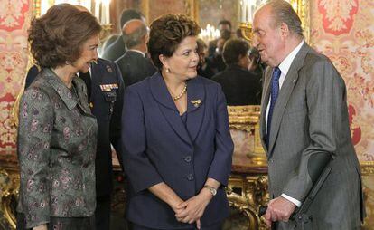 El Rey conversa con Rousseff, en presencia de  do&ntilde;a Sof&iacute;a.