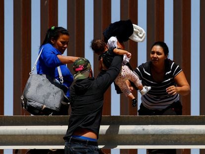 Un grupo de migrantes trata de cruzar la frontera a la altura de El Paso, Texas, el pasado 6 de abril.