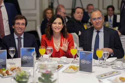 El alcalde de Madrid, José Luis Martínez-Almeida, la presidenta de la Comunidad, Isabel Díaz Ayuso, y el presidente de la Asamblea, Enrique Ossorio, durante un desayuno informativo este miércoles.