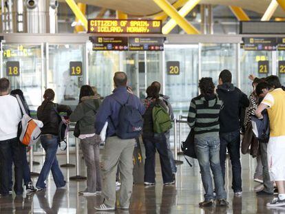 Control de pasaportes en el aeropuerto Adolfo Su&aacute;rez Madrid-Barajas. 