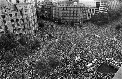 Multitudinaria manifestación en Barcelona tras el atentado de ETA contra Hipercor en 1987.