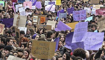 Un momento de una manifestación feminista del pasado 8 de marzo en Barcelona. / JOAN SÁNCHEZ