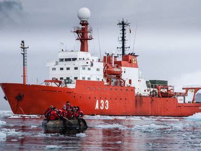 El BIO Hespérides en aguas antárticas durante uno de los barqueos de personal en la pasada campaña antártica.