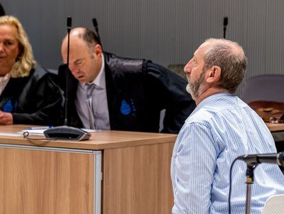 Francisco Javier Almeida (a la derecha), esta mañana en el banquillo en la Audiencia Provincial de La Rioja, en Logroño.
