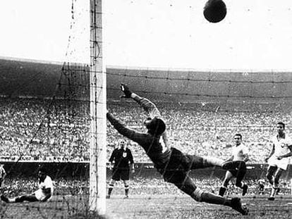 El portero brasileño Moacyr Barbosa intenta sin éxito detener el disparo del uruguayo Alcides Ghiggia, en la final del Mundial 1950.