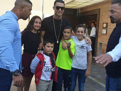 Cristiano se hace una foto en Sevilla con varios niños.