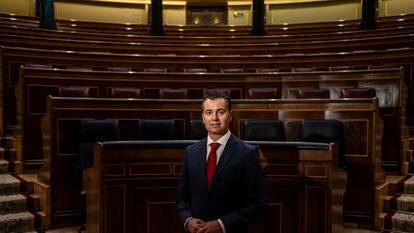 El entonces portavoz del PSOE en el Congreso, Héctor Gómez, posa en el hemiciclo en septiembre del 2021.