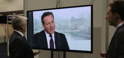 Dos periodistas graban una entrevista en televisi&oacute;n al primer ministro brit&aacute;nico, David Cameron, la v&iacute;spera del inicio del congreso del Partido Conservador en Manchester el domiingo.