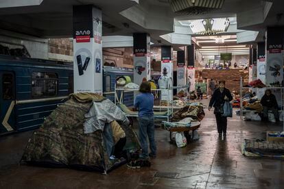 Pese a que el metro de la ciudad ucrania de Járkov ha reanudado su actividad este martes, después de casi tres meses parado por los ataques rusos, aún hay vecinos que viven en las estaciones, convertidas en refugio desde el inicio de la guerra. 