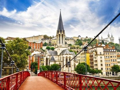 El puente peatonal de Saint Georges sobre el río Saona, con la iglesia de Saint Georges al fondo, en Lyon (Francia).