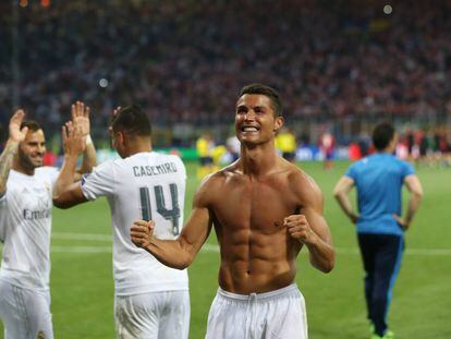 Cristiano Ronaldo celebra el gol después de marcar el penalti.