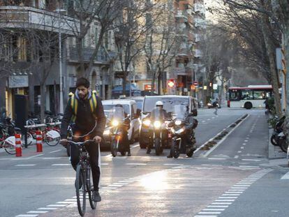 Un ciclista sube por el carril bici de la calle Girona