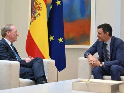 El presidente de Microsoft, Brad Smith, a la izquierda, reunido con el presidente del Gobierno Pedro Sánchez, esta tarde en La Moncloa.