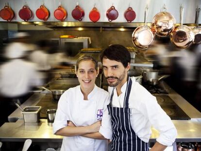 El chef Virgilio Martínez y su pareja y jefa de cocina, Pía León, en la cocina del restaurante Central de Lima (Perú).