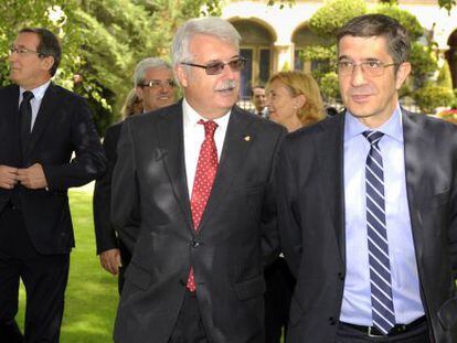 Martínez Churiaque, en el centro, junto a Patxi López en Ajuria-Enea. A la izquierda, Bonilla.