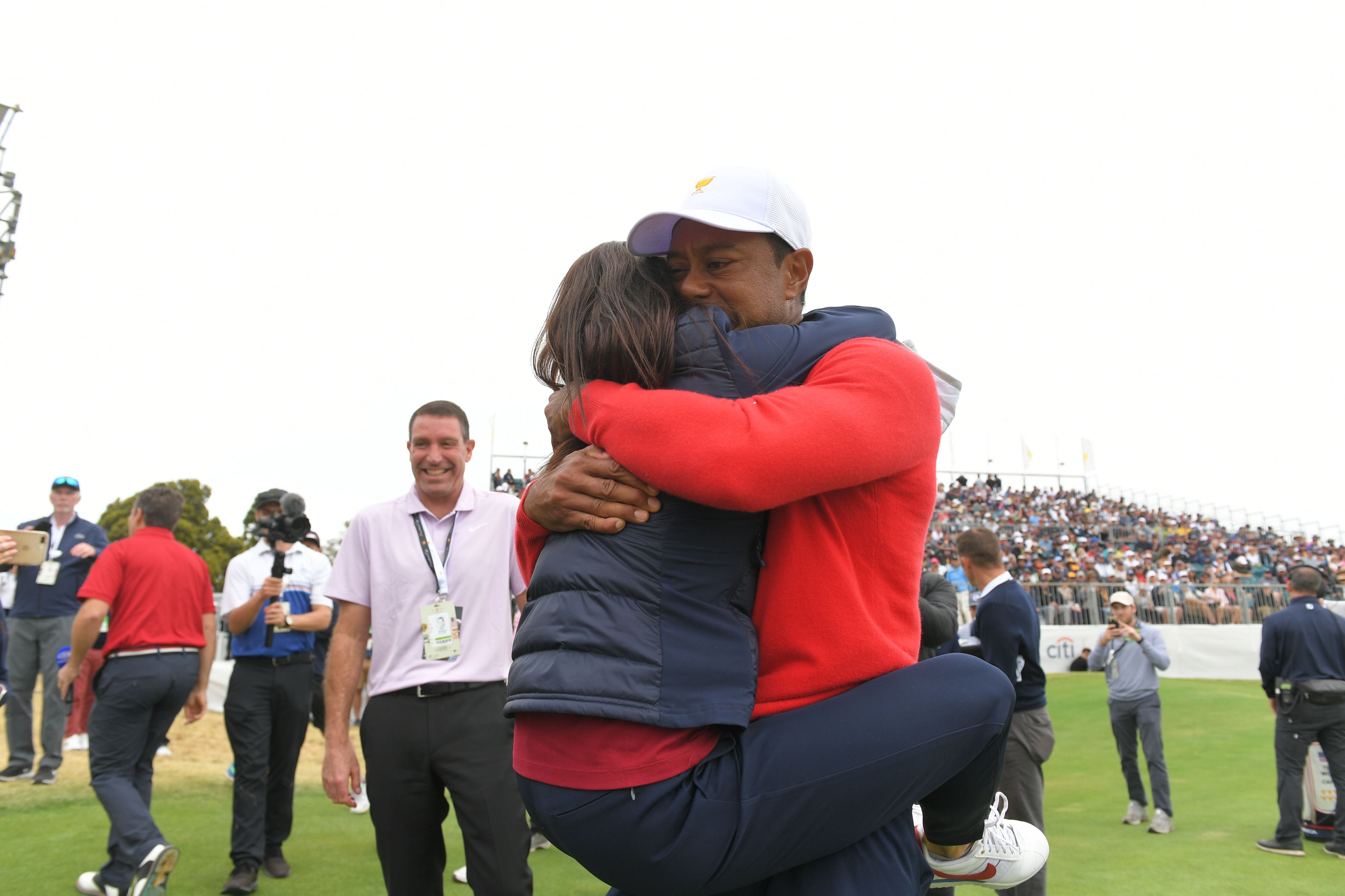 Erica Herman abraza a Tiger Woods, en la Presidents Cup de 2019, en Victoria, Australia. 