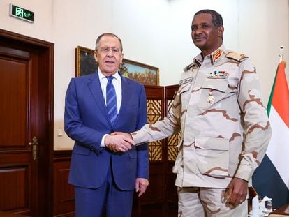 El ministro de Exteriores ruso, Serguéi Lavrov (izquierda), estrecha la mano del entonces número dos de la junta sudanesa, Mohamed Hamdan Dagalo, el pasado 9 de febrero en Jartum.