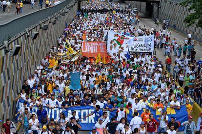 Activistas forman parte de la marcha de la oposición, en Caracas. 